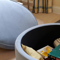 The lid is completely removable which offers a vast amount of storage space