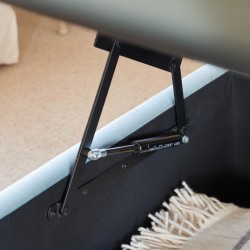 Strong gas rams to lift the lid Strong gas rams to lift the lid